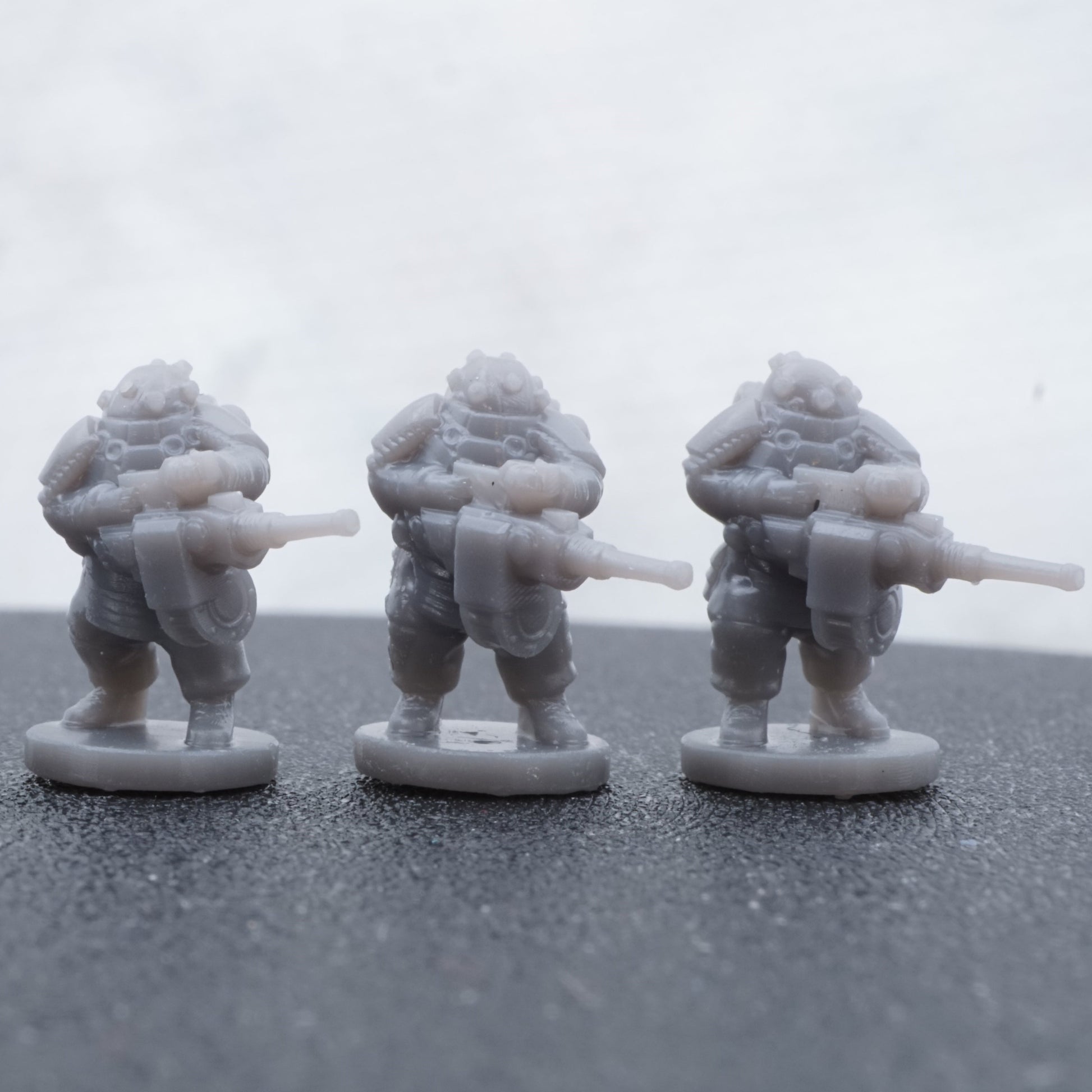 Resin-Tabletop-Miniaturen "Smol Heckghost O.G.R.E Suits" im Maßstab 6/8mm, detailreich gestaltet für Miniatur- und Strategiespiele.